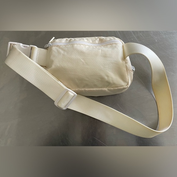 LULULEMON ATHLETICA Everywhere Cream Belt Bag - Picture 4 of 14